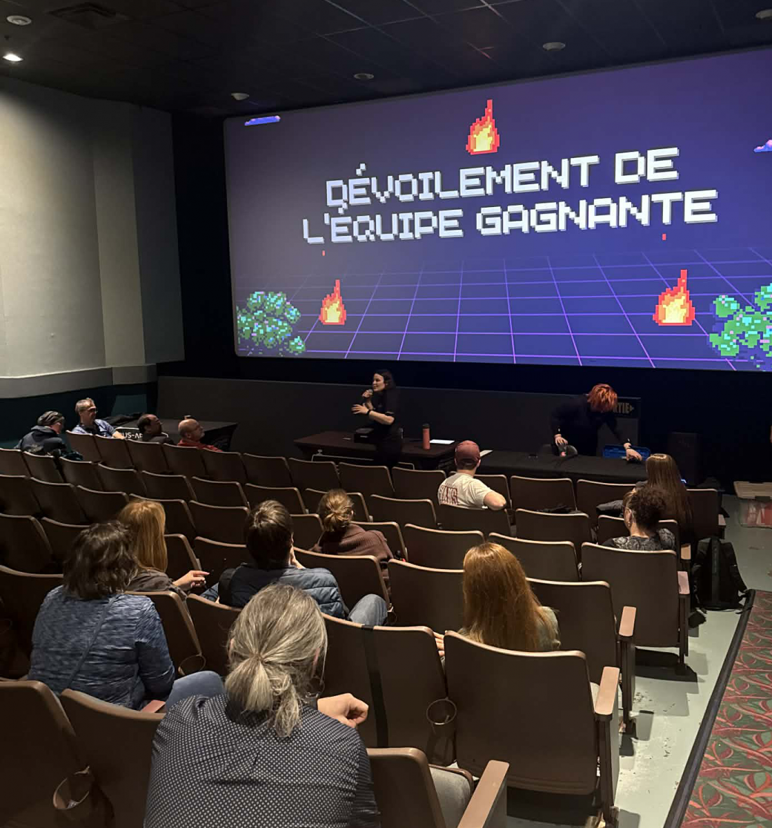 Photographie d'une salle de cinéma ou d'un auditorium lors d'un événement de teambuilding.